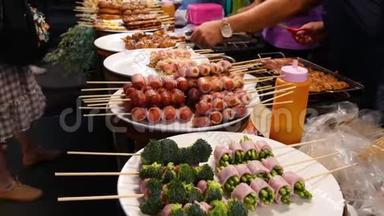 泰国传统亚洲<strong>夜市</strong>美食市场.. <strong>烧烤</strong>肉丸和其他异国风味的美味小吃。