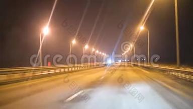 从汽车的视线穿过汽车的挡风玻璃，在<strong>夜间</strong>轨道上有照明灯。 <strong>夜间</strong>公路