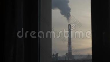 工业烟管。 窗外的景色。