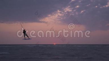 一个人在夕阳下做风筝冲浪