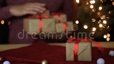 一个男人把圣诞礼物盒放在桌子上，桌上放着背景灯
