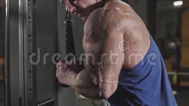 健身器<strong>训练手臂</strong>，三头肌肌肉，使用电缆机进行身体质量<strong>训练</strong>