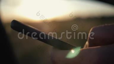 日落时分，一名男子正戴着一顶帽子，正在制作一部智能手机。 与客户的沟通。 现代商业