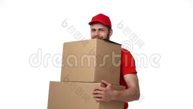 送货员带着沉重的箱子把包裹送到家里。