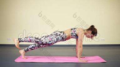 <strong>年轻女子</strong>在<strong>练习瑜伽</strong>时在水平木板上做腿部<strong>练习</strong>。