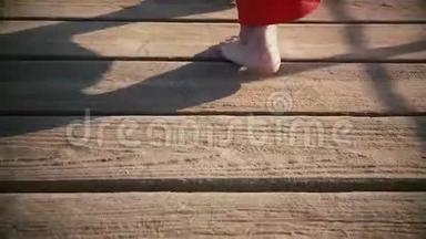 埃及红海附近的一座桥上走着一个穿着红裙子的女孩。