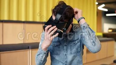 有魅力的年轻人戴上VR耳机，开始玩虚拟现实电子游戏。 休闲时间。