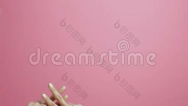 一个女孩的交叉手指在粉红色的工作室背景下，手显示标签形状，概念社交网络，索引，屏幕