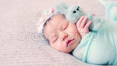 可爱的新生儿躺在床上，有最喜欢的毛绒玩具