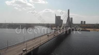 拉脱维亚里加桥4k鸟瞰图。 多加瓦河