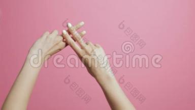 一个女孩的交叉手指在粉红色的工作室背景下，手显示标签形状，概念社交网络，索引，屏幕