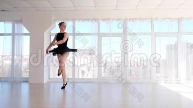美丽的年轻芭蕾舞演员练习芭蕾舞动作