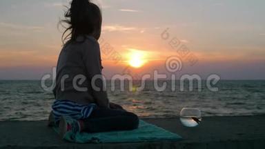 <strong>梦幻</strong>般的小女孩坐在海滨，看着壮丽的日落，<strong>水族馆</strong>里有宠物鱼户外概念环境