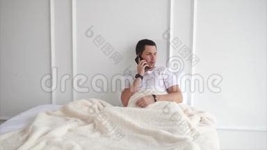 男人在和一个躺在床上的朋友说话。