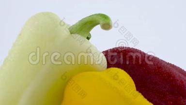 超级接近三个甜椒-白色，<strong>黄色</strong>和红色的水滴。 在<strong>转盘</strong>上旋转