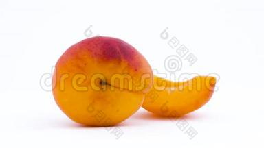 一整一片杏果.. 在转盘上旋转。 孤立在白色背景上.. 特写镜头。 宏观的。