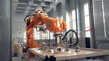 自动化<strong>机械臂</strong>在工厂的地板上工作。