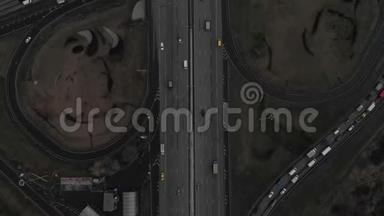 城市主要道路的俯视图.. 道路交叉口的俯视图.. 照相机飞过公路路口. 空中飞行