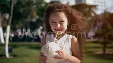 <strong>小白</strong>种人，卷发的<strong>小</strong>女孩，穿着<strong>白</strong>色连衣裙，喝着椰子。