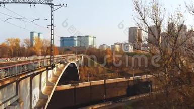 高桥横渡河的航拍镜头.. 无人机飞在桥下，迎着秋天的风景