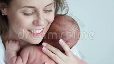 一位幸福成熟的母亲，<strong>怀里</strong>抱着一个新生婴儿的特写肖像。 快乐的母亲。 母亲节。 铭记