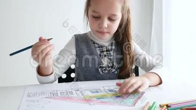小女孩在白色的房间里画画。 7岁的女孩在家里在一张纸上画画。
