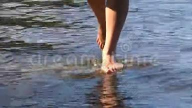 那个女孩正在水中溅她的脚