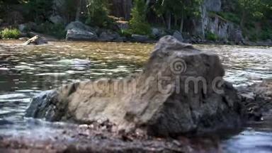 湖水冲刷着海岸上的石头