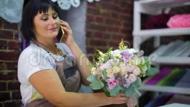 女花店老板在电话里和顾客讨论花束的费用