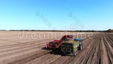 上景，航空公司。 在马铃薯收获过程中在农场使用机械。 土豆<strong>采摘</strong>机挖掘和<strong>采摘</strong>