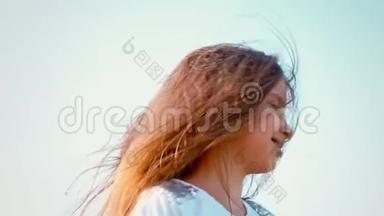 一个漂亮的小女孩，长着<strong>飘逸</strong>的长发，她的头朝不同的方向扭动，女孩在玩她的头发。