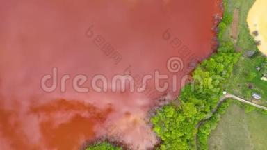 与<strong>清新</strong>的<strong>绿色</strong>森林形成对比的彩色红色铜矿废水空中4k景观