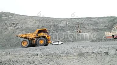 <strong>重型</strong>采矿卡车在石灰石采石场上行驶。 <strong>重型设备</strong>。