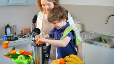 年轻的白种人母亲和孩子在厨房用电<strong>榨汁</strong>机制作<strong>鲜</strong>橙果汁