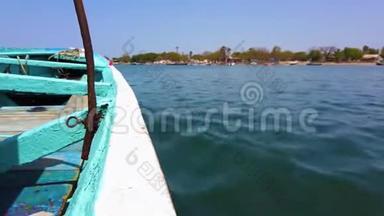 4K木蓝白独木舟浮在水面的视频