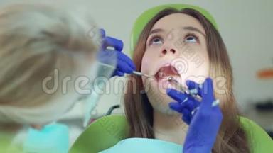 牙医在病人牙齿上注射麻醉剂。 牙医椅上的病人
