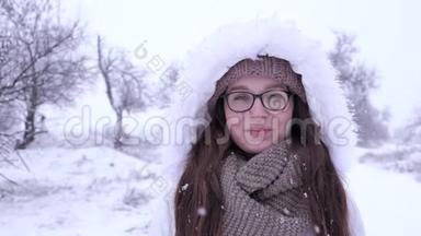 微笑的女孩戴着眼镜站在雪花飞舞的大自然中