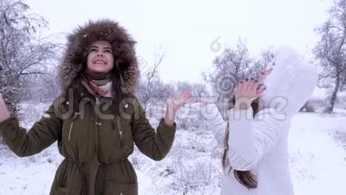 冬天的<strong>童话故事</strong>，年轻女子把手放在雪地里