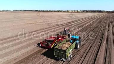 上景，航空公司。 在马铃薯收获过程中在农场使用机械。 土豆采摘机挖掘和采摘