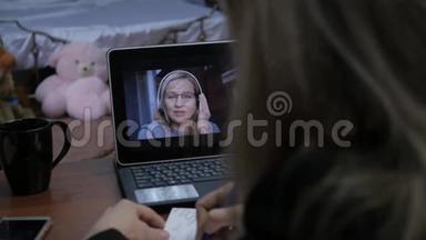 女人正在平板电脑上看网络研讨会。 <strong>远程教育</strong>概念。 家庭在线<strong>教育</strong>。 慢动作
