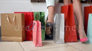 时尚购物，时尚女朋友的腿与许多购买包装在折扣和销售季节