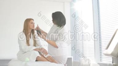 有美容师的女人可以预约下次去美容院使用智能手机