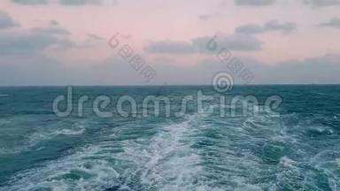 强大的波浪跟随着船。 从船上的引擎追踪。 游轮在蓝色的海洋上航行。 波浪