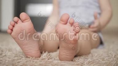 宝宝脚踩在白色地毯上，闭上眼睛。