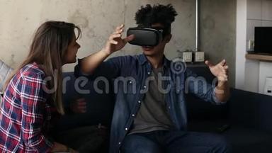 年轻人在和女友一起玩虚拟现实游戏。
