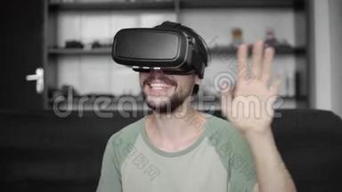 快乐的年轻留胡子的嬉皮士男子使用他的虚拟现实游戏虚拟现实耳机显示或<strong>观看</strong>360<strong>视频</strong>