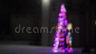 白雪中矗立着彩灯装饰的圣诞树