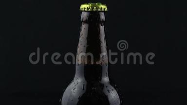 凝结水滴在黑暗的背景下从啤酒瓶中流出。 一瓶雾蒙蒙的啤酒。
