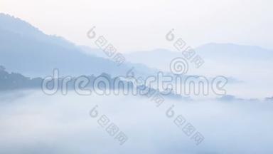 清晨日出时，在热带雨林中，用杜丽滑块相机拍摄一片雾覆盖的高山景色