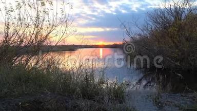 秋天的傍晚，小湖上日落
